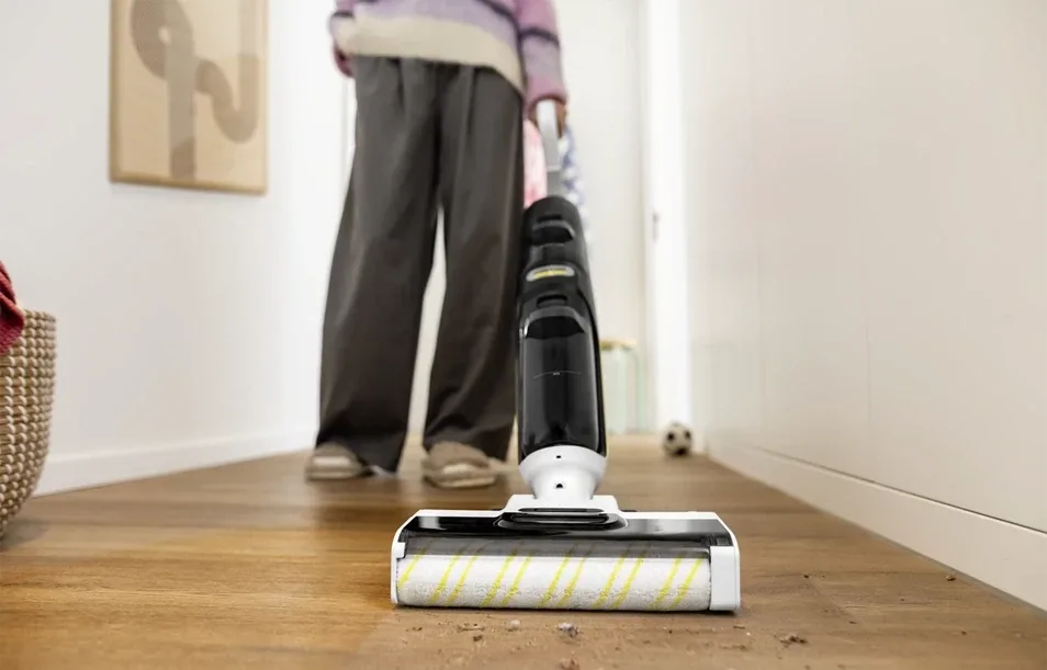 Cordless vacuum cleaner KARCHER FCV4 1.056-131.0 Wet and Dry — 3