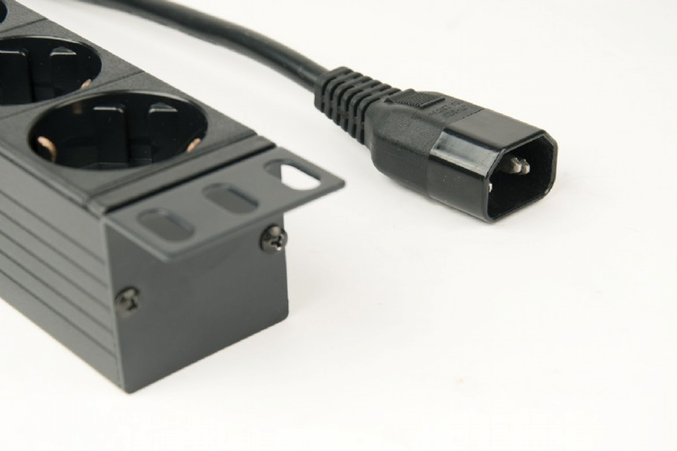 Gembird EG-PDU-014 rack mount PDU 8 sockets 1U — 3