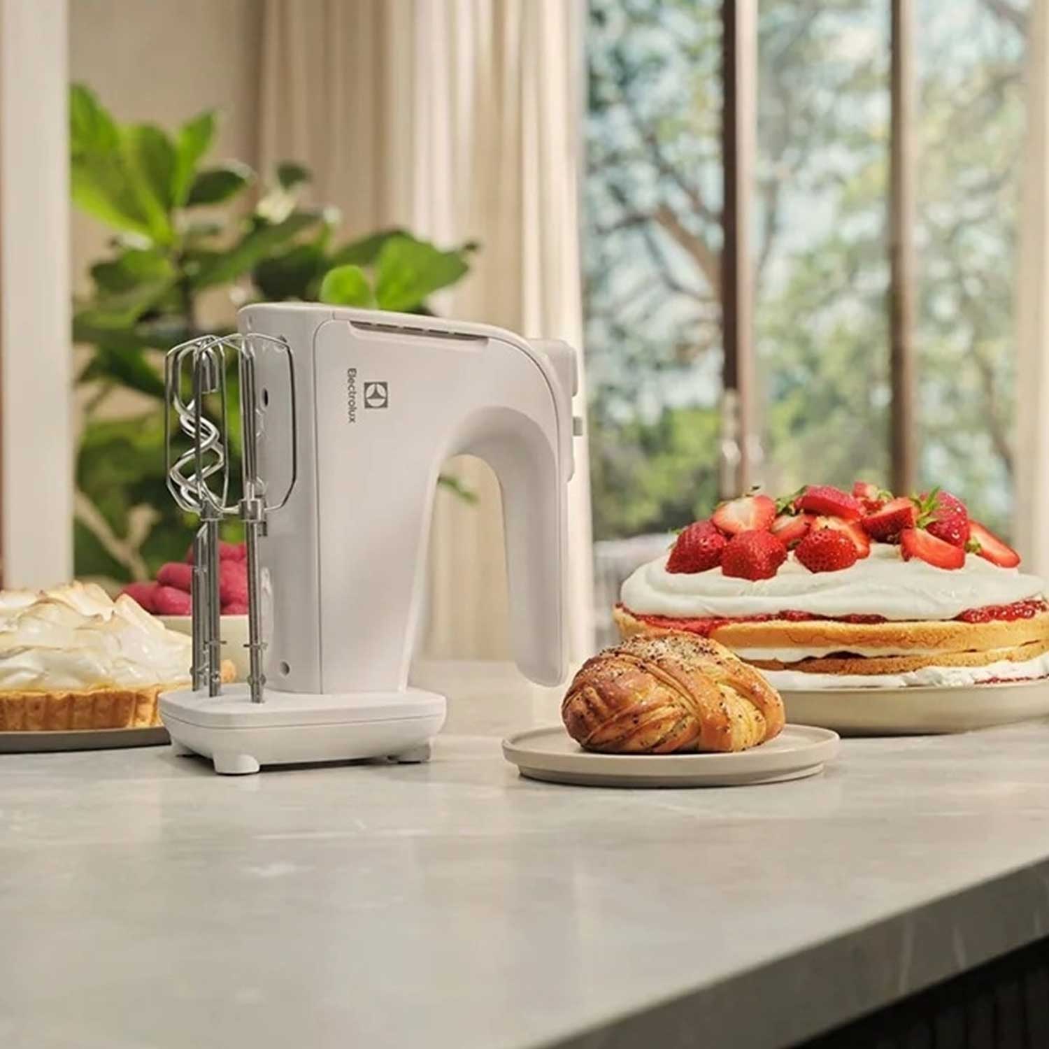Hand mixer Electrolux EHM4W — 7
