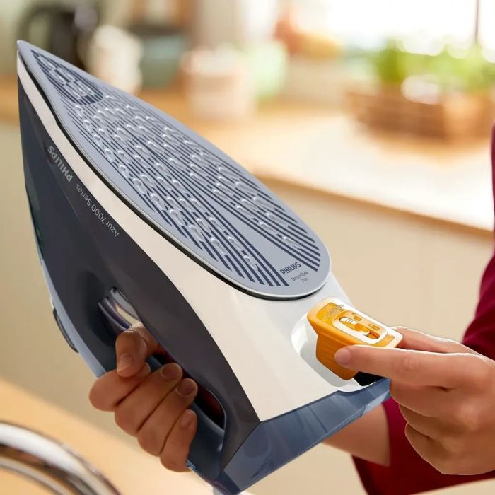 DST7030 26 Steam Iron — 3