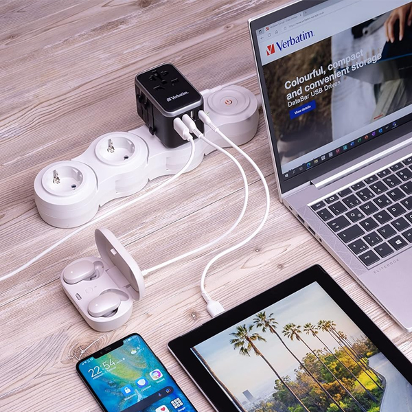 Universal adapter Verbatim UTA-04 Plug with USB-A to USB-C PD& QC USB-A to USB-C & 3 USB-A to USB-A ports — 6