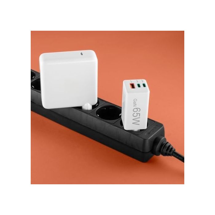 Fast Charger 2x USB-C 1x USB-A Mini Charger PD 201996 65W — 3