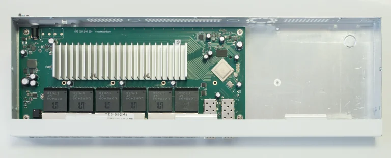 Коммутатор MikroTik CRS326- -2S+RM на 24 порта Gigabit для монтажа в стойку, 2×SFP+ — 2